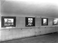 807265 Afbeelding van enkele tentoongestelde foto's van de N.S. in de perrontunnel van het N.S.-station Rotterdam D.P. ...